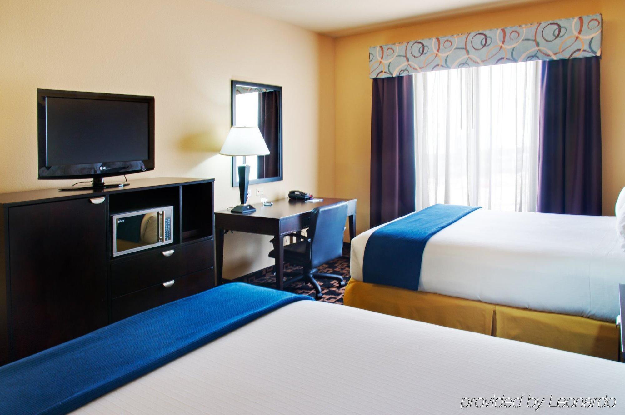 Holiday Inn Express Hotel & Suites Huntsville By Ihg Room photo