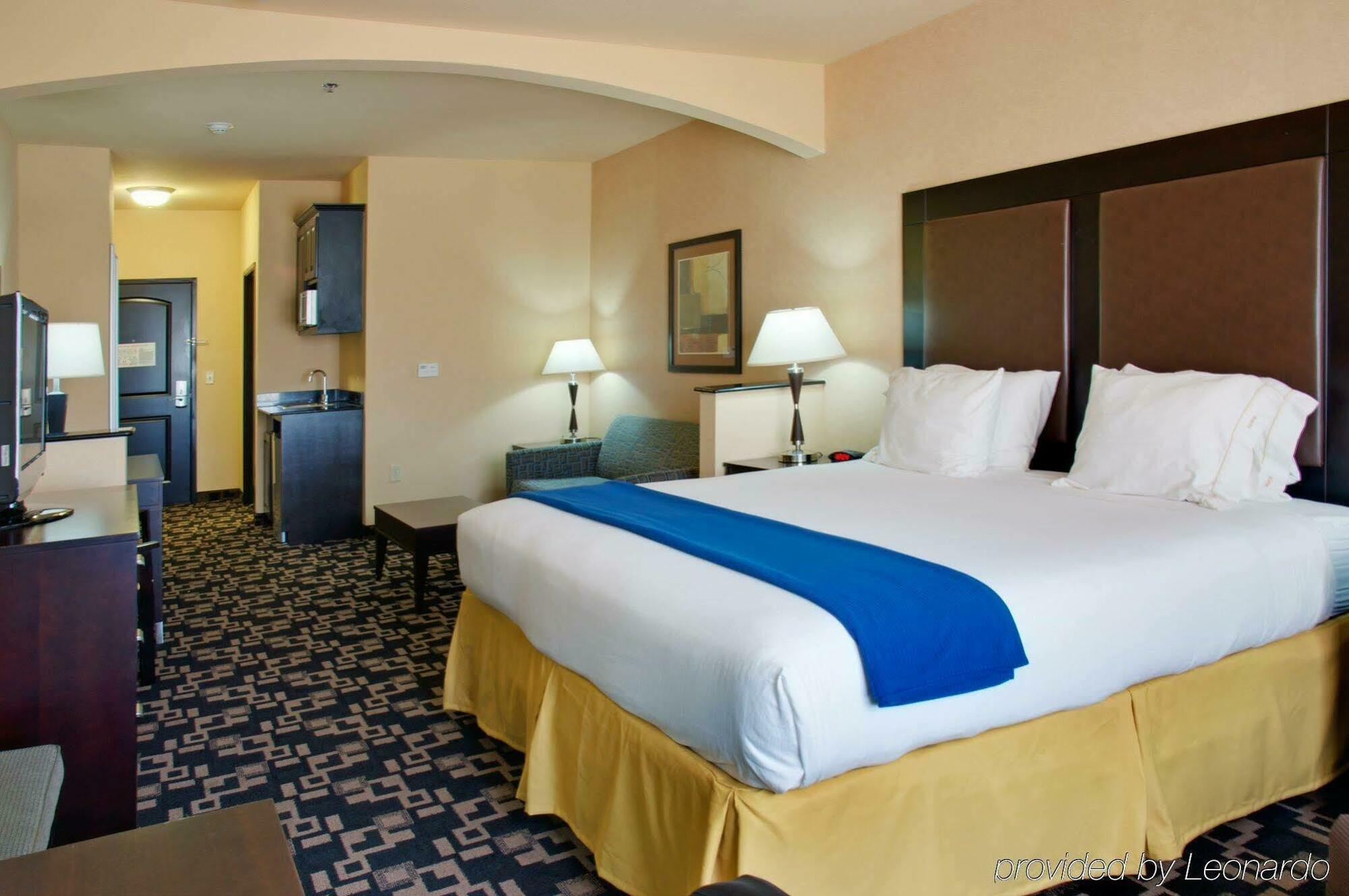 Holiday Inn Express Hotel & Suites Huntsville By Ihg Room photo