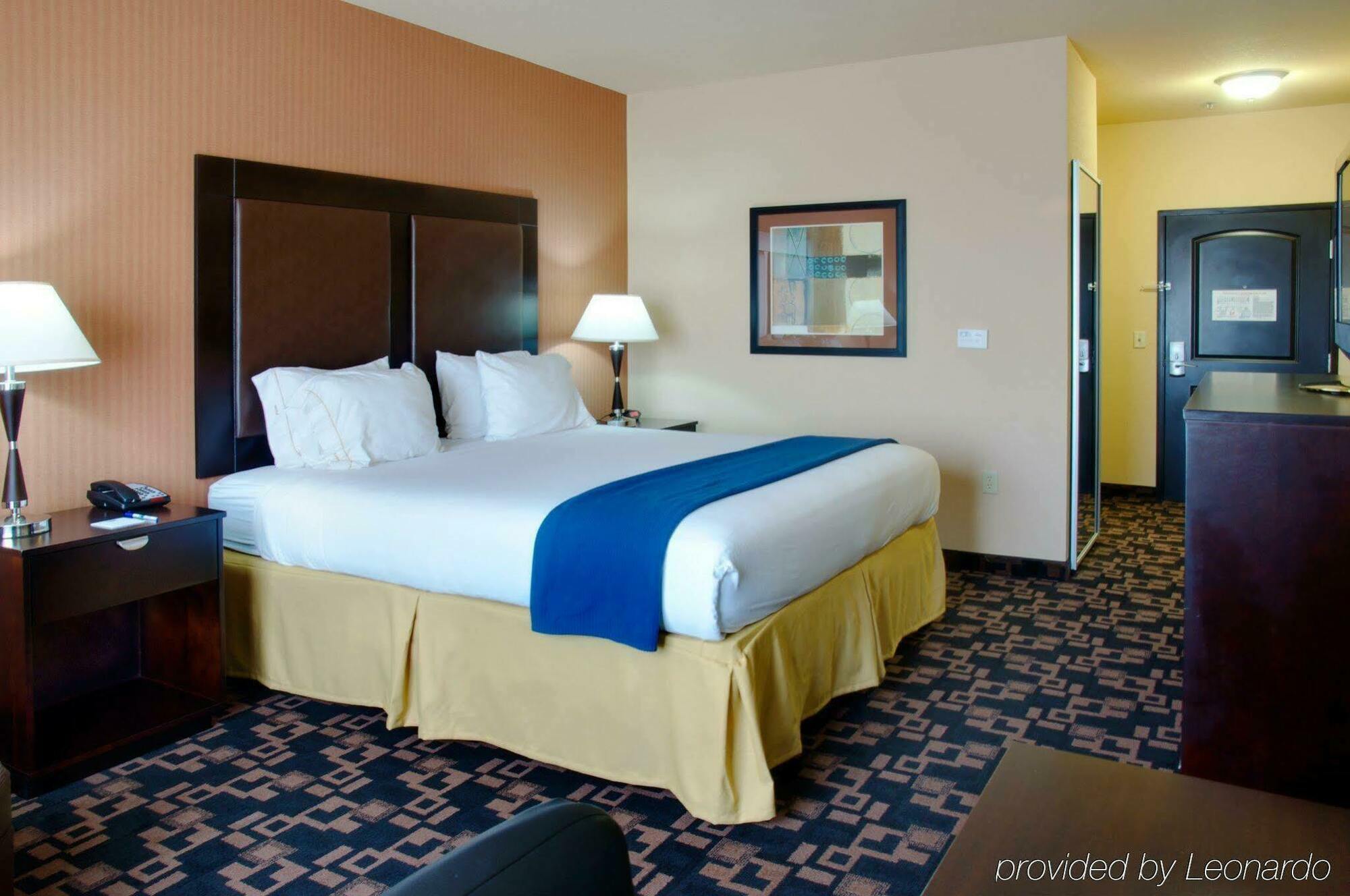 Holiday Inn Express Hotel & Suites Huntsville By Ihg Room photo